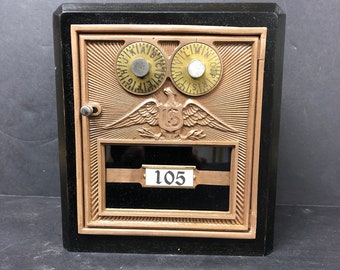 Antigua caja de correos de EE. UU. con puerta de moneda, madera de arce australiana, acabado ebonizado, circa 1920, puerta de águila con doble dial, tamaño n.° 2