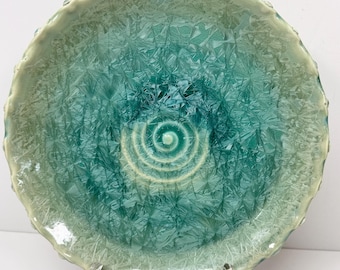 Plato Nautilus de vidrio cristalino de Kyle Kreigh Art Pottery Ceramics, 9 1/4"