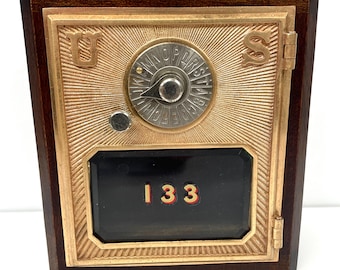 Antigua caja de correos de EE. UU. con puerta de alcancía, esfera y puntero de caoba, circa 1906