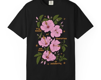 T-shirt Seeds of Liberation | Comfort Color, kleding voor sociale rechtvaardigheid, hibiscus, afschaffing, inclusieve kunst, solidariteit, milieurechtvaardigheid