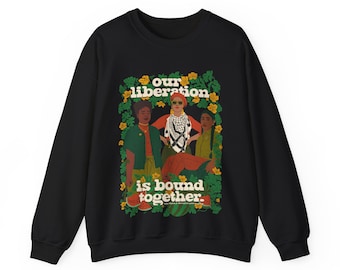 Our Liberation is Bound Together-sweater met ronde hals | bevrijding, solidariteit, land terug, sociale rechtvaardigheid, LGBTQ+, bipoc, feminist, protest