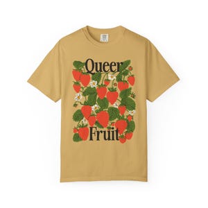Queer Fruit-T-shirt | comfortkleuren, lgbtq, trans zichtbaarheid, queer, gay pride, aardbei, lesbisch, niet-binair, bevrijding, radicale liefde