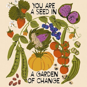Könnte beinhalten: Eine farbenfrohe Illustration verschiedener Früchte und Gemüse mit dem Text "You are a seed in a garden of change". Die Illustration zeigt Erdbeeren, Blaubeeren, Erbsen, Tomaten, Okra, einen Kürbis, eine Feige und eine Artischocke.
