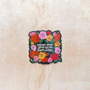 Pegatina Nunca te rindas nunca / justicia social, solidaridad, rosas, activismo, arte educativo, protesta, orgullo, liberación, devolución de la tierra, abolición