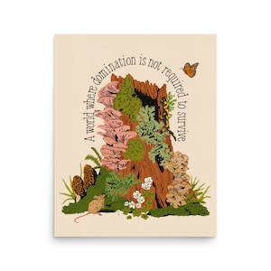 Puede incluir: Un fondo beige con un tocón de árbol marrón con setas rosas y marrones, musgo verde, una salamandra, un ratón y helechos verdes. El texto alrededor del tocón dice "Un mundo donde la dominación no es necesaria para sobrevivir".