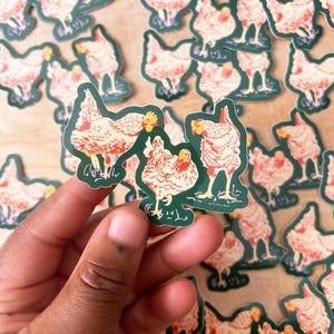 Sticker trois poulets | justice animale, autocollant d'oiseau, art d'oiseau, abondance, autocollant pour bouteille d'eau, autocollant imperméable, autocollant de journalisation