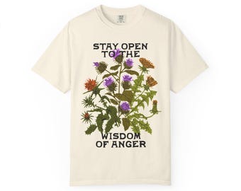 T-shirt Wisdom of Anger | Comfortkleuren, kleding voor sociale rechtvaardigheid, afschaffing, inclusieve kunst, botanisch, solidariteit, door Audre Lorde geïnspireerd