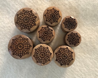 A PAIR Of Mandala Flower Engraved Wood Plugs Sizes/Gauges(0G-00G-1/2"Inch-9/16" Inch)/8mm-10mm-12mm-14mm.Teak Wood .Natural Brown Color.NEW