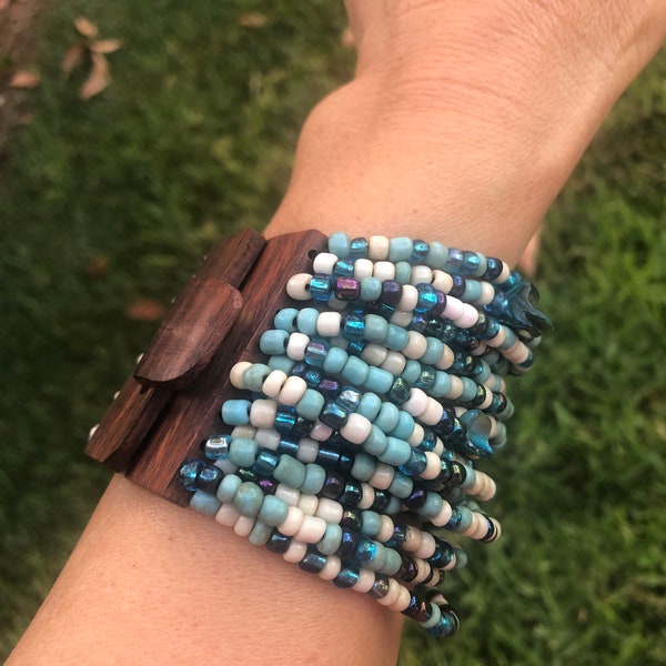 One Size Adjustable Stretchy White Blue Multi Color Multi Strand Beaded Bracelet Bangle With Wood Buckle Clasp And Mother Of Pearl Shell.NEW