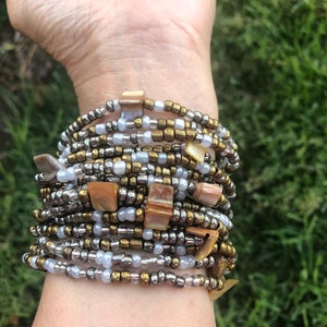 One Size Adjustable Elastic Stretch Multi Strand Gold Bronze White Beaded Bracelet Bangle With Wood Clasp Buckle and Mother Of Pearl.NEW