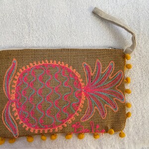 Piña bordada yute Burlap Pom Pom bolso de embrague de verano, yute Burlap Pom Pom Beach Bag Wallet, bolso de maquillaje, regalo de boda rústico, hecho a mano