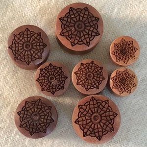 A PAIR Of Mandala Flower Engraved Wood Plugs Sizes/Gauges(0G-00G-1/2&quot;Inch-9/16&quot; Inch)/8mm-10mm-12mm-14mm.Natural Eco Friendly.Reddish Brown