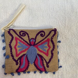 Pochette d'été à pompons en toile de jute et pompons brodés PAPILLON, portefeuille pour sac de plage en toile de jute à pompons, sac à main à maquillage en toile de jute, bohème ethnique rustique.