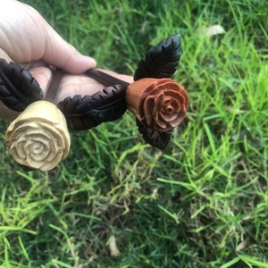 Enstifts ROSBLOMMA Trähårspänne, Rosenblomma Trähårspinne. Trähårgaffel, Rosenblomma Trätillbehör. Handgjord. Off White eller Red Rose