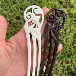 Horquilla de tres puntas tallada a mano. Palo para el cabello de madera con forma de flor. Horquilla de madera con forma de flor. Palo para el cabello de hueso con forma de flor. Horquilla de hueso con forma de flor. Hecho a mano.
