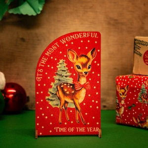 Biglietto di auguri natalizi in legno in piedi Babbo Natale vintage, cerbiatto, kitsch, Babbo Natale fatto a mano