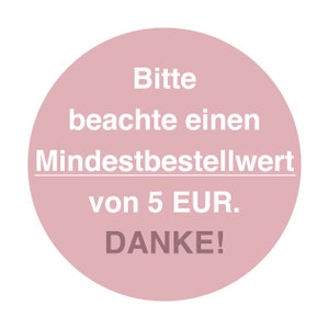 May include: A circular, dusty rose-colored graphic with white text. The text reads, "Bitte beachte einen Mindestbestellwert von 5 EUR. DANKE!" The graphic is set against a white background.