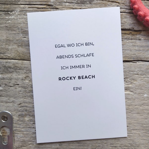 Egal wo ich  bin – Postkarte »Rocky Beach« Fanart Detektive