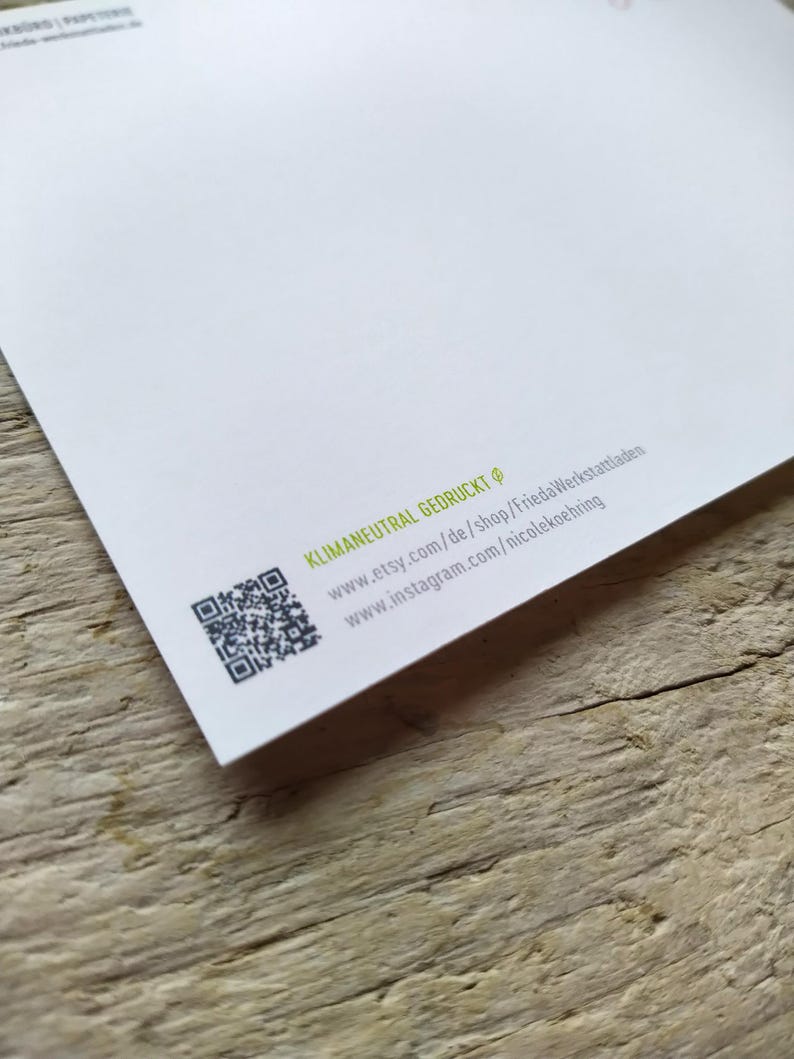 May include: A white postcard with a black and white QR code and the text "KLIMANEUTRAL GEDRUCKT @ www.etsy.com/de/shop/FriedaWerkstatladen www.instagram.com/nicolekoehring" printed in green.
