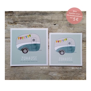 Peut inclure: Deux cartes illustrées avec un camping-car bleu et gris avec des drapeaux colorés sur le dessus. Le texte sur les cartes est "Zuhause ist da, wo wir anhalten." La plus grande carte mesure 12 x 12 cm et la plus petite carte mesure 10,5 x 10,5 cm.