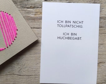 Ich bin nicht tollpatschig. Ich bin huchbegabt  | Postkarte lustig Humor Schrift klimaneutral gedruckt