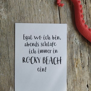 Egal wo ich  bin – Postkarte »Rocky Beach« Fanart Detektive