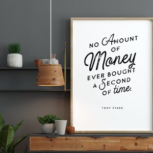 Puede incluir: Arte de pared imprimible en blanco y negro con una cita de Tony Stark: "Ninguna cantidad de dinero jamás compró un segundo de tiempo."