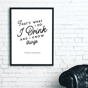 Könnte beinhalten: Ein schwarz-weißes druckbares Zitat mit dem Text "That's what I do. I drink and I know things." und dem Namen "Tyrion Lannister" unten.