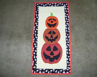 Halloween quilt-pumpkin quilt-machine quilted and appliqued-wall hanging-art quilt