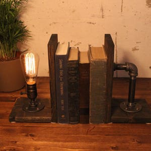 Bookend lamp/Rustic decor/Industrial lamp/Steampunk light/Unique lamp/Housewarming/Gift for Men & Book lover/Bedside lamp/Desk accessories afbeelding 5