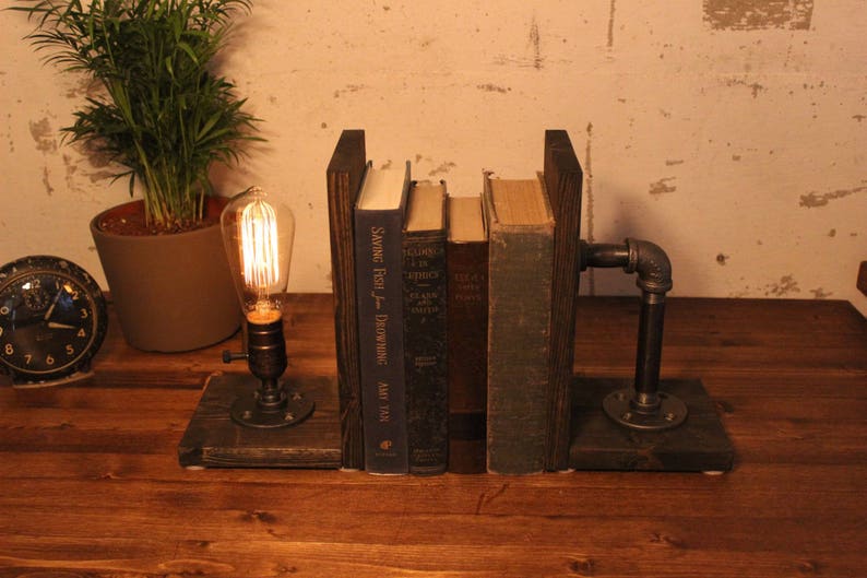 Bookend lamp/Rustic decor/Industrial lamp/Steampunk light/Unique lamp/Housewarming/Gift for Men & Book lover/Bedside lamp/Desk accessories afbeelding 5