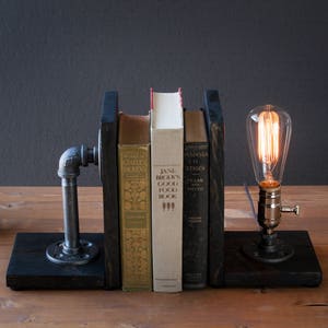 Bookend lamp/Rustic decor/Industrial lamp/Steampunk light/Unique lamp/Housewarming/Gift for Men & Book lover/Bedside lamp/Desk accessories afbeelding 1