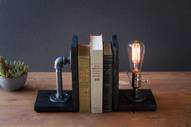 Bookend lamp/Rustic decor/Industrial lamp/Steampunk light/Unique lamp/Housewarming/Gift for Men & Book lover/Bedside lamp/Desk accessories afbeelding 1