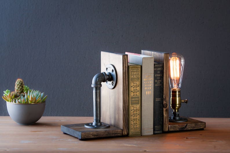 Bookend lamp/Rustic decor/Industrial lamp/Steampunk light/Unique lamp/Housewarming/Gift for Men & Book lover/Bedside lamp/Desk accessories afbeelding 7