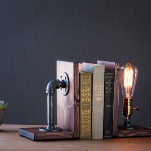 Bookend lamp/Rustic decor/Industrial lamp/Steampunk light/Unique lamp/Housewarming/Gift for Men & Book lover/Bedside lamp/Desk accessories afbeelding 6