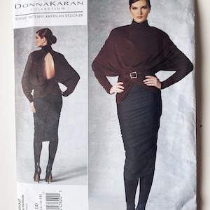 Könnte beinhalten: Ein Schnittmuster von Donna Karan Vogue Patterns American Designer. Das Schnittmuster zeigt eine Frau in einem dunkelbraunen Oberteil mit hohem Kragen und Gürtel, kombiniert mit einem dunkelgrauen Bleistiftrock. Die Musternummer ist 1202.