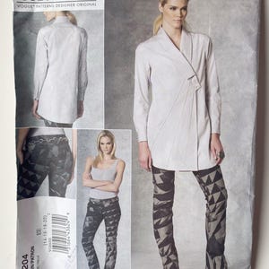 Puede incluir: Patrón de costura Issey Miyake Vogue Patterns. El patrón presenta una parte superior clara de manga larga y pantalones con estampado geométrico. El tamaño del patrón es EE (14-16-18-20).