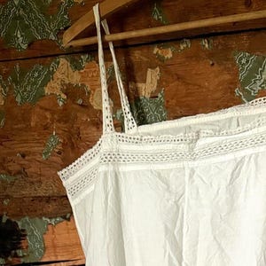 Robe nuisette en coton blanc antique - Nuisette édouardienne en broderie anglaise avec ourlet festonné (années 1900-1920, scandinave)