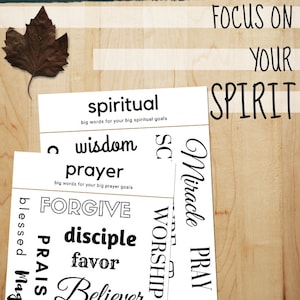 Pu&ograve; includere: Carte stampabili per vision board con parole come "spirituale", "saggezza", "preghiera", "perdonare", "discepolo", "favore", "credente", "vangelo", "grazia", "miracolo", "pregare", "adorazione", "gioia", "benedetto", "magnificare", "lode" e "gloria". Le carte sono in bianco e nero e hanno uno sfondo in legno. Il testo "Concentrati sul tuo spirito" &egrave; in cima all'immagine.