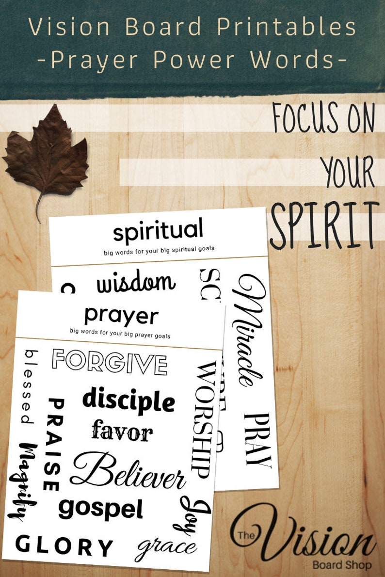 Pu&ograve; includere: Carte stampabili per vision board con parole come "spirituale", "saggezza", "preghiera", "perdonare", "discepolo", "favore", "credente", "vangelo", "grazia", "miracolo", "pregare", "adorazione", "gioia", "benedetto", "magnificare", "lode" e "gloria". Le carte sono in bianco e nero e hanno uno sfondo in legno. Il testo "Concentrati sul tuo spirito" &egrave; in cima all'immagine.