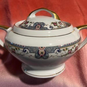 Porcelain sugar bowl with lid