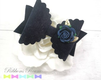 Wildleder Haarschleife Clip: Blume & Blattgold Detail