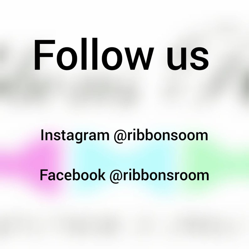 K&ouml;nnte beinhalten: Ein Bild mit dem Text "Follow us" in Schwarz auf wei&szlig;em Hintergrund. Darunter sind die Instagram-Adresse @ribbonsoom und die Facebook-Adresse @ribbonsroom in schwarzer Schrift dargestellt. Der Hintergrund hat einen sanften Farbverlauf von Rosa, Blau und Gr&uuml;n.