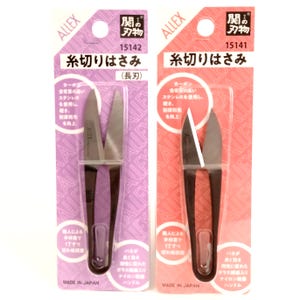 Puede incluir: Dos paquetes de tijeras para hilo. Las tijeras tienen mangos negros y hojas plateadas. El embalaje es morado y rojo con texto japonés y la marca "ALLEX". Los paquetes están etiquetados con los números 15142 y 15141.