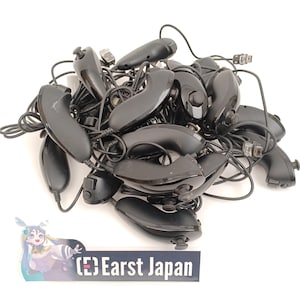 Puede incluir: Un montón de mandos negros de Nintendo Wii Remote con correas de muñeca. Los mandos están agrupados con sus cables.