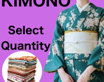Puede incluir: Un kimono verde azulado con estampados florales blancos y un cinturón obi blanco. La imagen incluye el texto "KIMONO" y "Select Quantity". Una pila de tela se muestra en la esquina inferior izquierda.