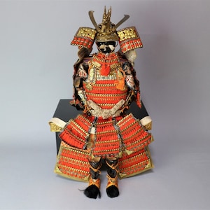 Japanese Samurai Armor Display – Pre-Owned Mini Kabuto & Yoroi with Trunk – Vintage-Inspired Boy’s Day Decoration – Japan Import Sold As Is