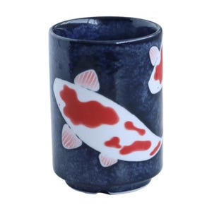 K&ouml;nnte beinhalten: Eine zylindrische Keramiktasse mit dunkelblauem, gesprenkeltem Hintergrund. Die Tasse zeigt ein wei&szlig;es Koi-Karpfen-Design mit roten Markierungen. Die Fische schwimmen um die Tasse herum. Die Tasse wird wahrscheinlich zum Trinken von Tee oder anderen Getr&auml;nken verwendet.