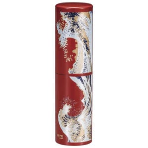Può includere: Un contenitore cilindrico di colore rosso intenso, ornato da un motivo a onde stilizzate in oro, bianco e blu navy. Il contenitore è diviso in due sezioni, con un tappo rosso abbinato. Il design evoca l'arte tradizionale giapponese.