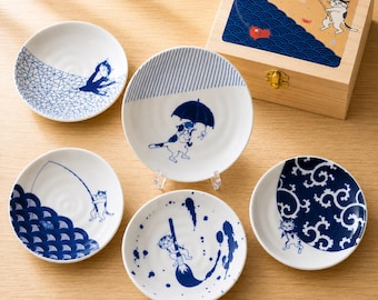 Japanese Cat Small Plate Set in Wooden Gift Box – Blue & White Porcelain Dish Collection